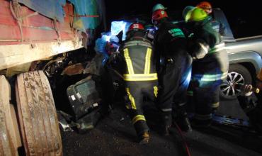Una camioneta se incrustó en un camión y murieron dos mujeres en Venado Tuerto