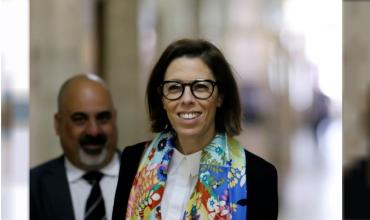 Pelea de voceros: Laura Alonso apuntó contra Manuel Adorni y lo calificó como “un muñequito de PlayStation”
