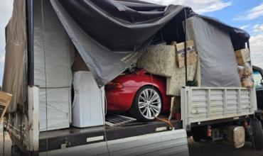 Simularon una mudanza para transportar un BMW valuado en 96 millones de pesos