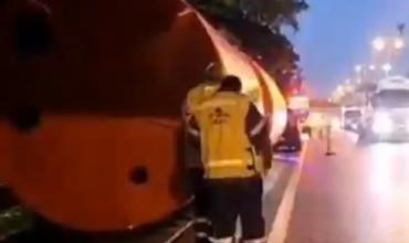 Un camión volcó tres tanques de agua en General Paz