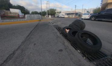 Vecinos reclaman por alcantarilla rota en una esquina transitada de la ciudad