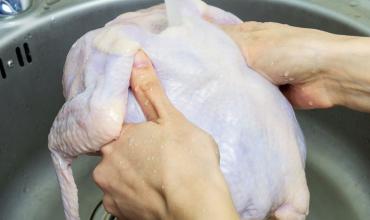 Brote de la bacteria que se transmite en los alimentos: hay más gente con síntomas y una muerte misteriosa