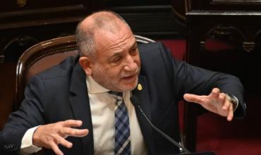 Insólito: le robaron el celular a Luis Juez mientras daba una entrevista en la radio y todo quedó grabado