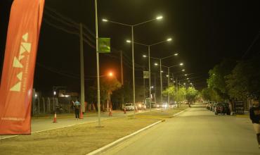 La Av. Coronel Montes ya luce con nuevas luminarias