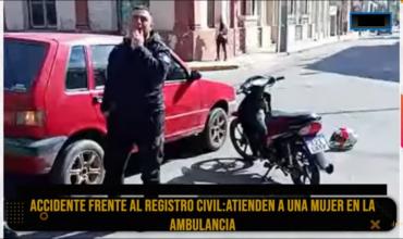 Siniestro vial en pleno centro: una motociclista resultó herida tras chocar con un automóvil