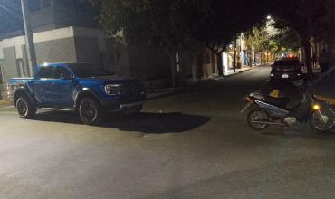 Una joven fue trasladada al hospital tras un choque entre moto y camioneta en Santa Fe y Buenos Aires