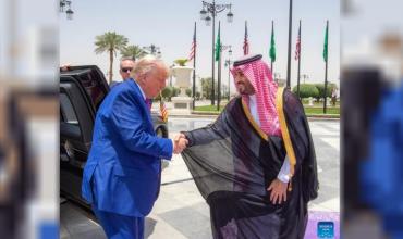 Trump firmó un acuerdo de defensa con Arabia Saudita y anunció un plan para suspender sanciones contra Siria