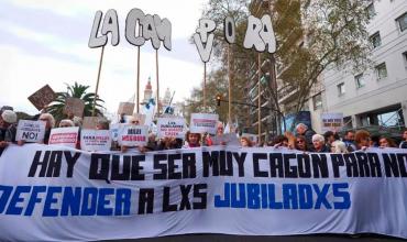 Incidentes en la marcha de jubilados frente al Congreso: gases, empujones y un sacerdote detenido