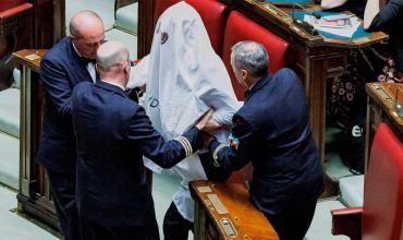 Italia: un diputado se disfrazó de fantasma para protestar contra el gobierno de Meloni