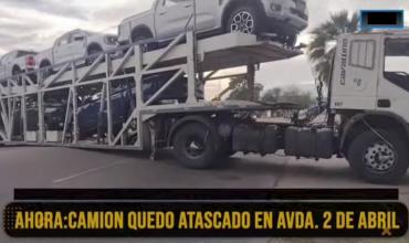 Un camión mosquito quedó trabado en la rotonda El Triángulo y generó demoras en la circulación