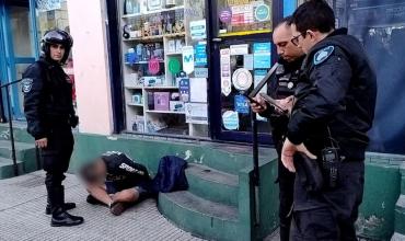 Violento episodio en La Boca: un hombre intentó asesinar a su hermano, asaltó a un vecino y fue detenido