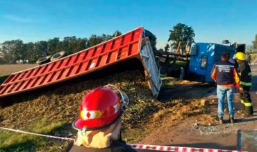 Tucumán: Un camión cargado con caña de azúcar volcó sobre ruta 38