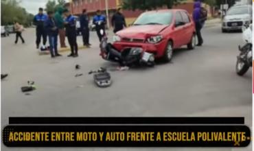Una motocicleta fue embestida por un automóvil en barrio Cementerio: Un hombre hospitalizado