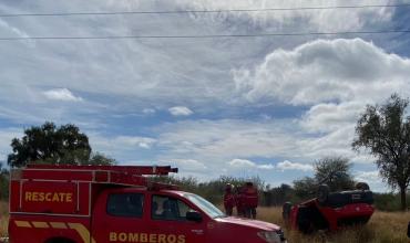 Un conductor resultó herido tras volcar con su vehículo en la continuación de Av. Félix de la Colina
