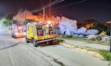 Incendio de pastizales en zona urbana movilizó a dos cuerpos de bomberos