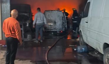 Incendio en taller de empresa de logística dejó varios vehículos con daños