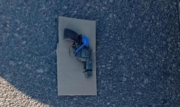 Detienen a un hombre por portar un arma y amenazar a una policía tras un incidente vial