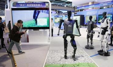 Los robots humanoides chinos ya realizan tareas propias de los empleados de comercio
