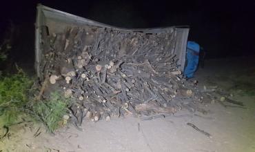  Un camionero volcó su vehículo cargado con leña en cercanías de San Antonio