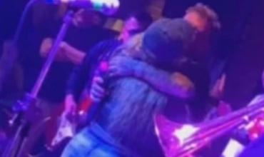 El Polaco protagoniza escándalo tras ser captado besando a la cantante Dalila en pleno escenario