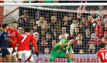 Una tremenda atajada del Dibu Emiliano Martínez fue elegida como la mejor de la temporada de la Premier League
