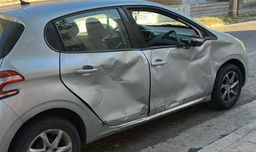 Joven motociclista resultó herido tras un choque con un auto en pleno centro capitalino