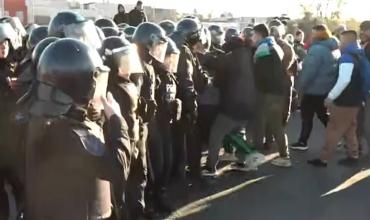 Feriantes de La Salada protestan con corte total en Camino Negro tras cierre del predio
