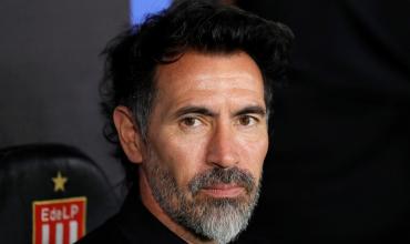 Crisis en Estudiantes: el trasfondo de la amenaza de Eduardo Domínguez y una brasileña a la que llaman 'la Barbie del fútbol' en medio de la discordia