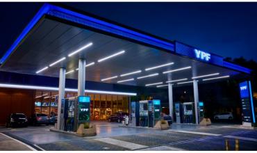 YPF confirmó que será más barato cargar nafta a la madrugada: el plan para segmentar precios con inteligencia artificial
