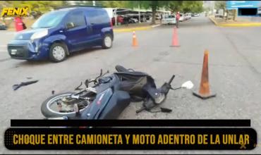 Accidente en el ingreso a la UNLaR: motociclista fue hospitalizada por lesiones en las piernas