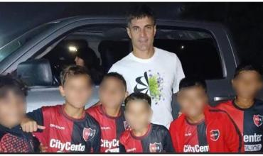 Polémica en Rosario: Newell’s sancionó a seis chicos de las infantiles tras fotografiarse con una figura de Central