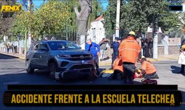 Impactante siniestro vial frente a la Escuela Telechea: una motociclista embarazada fue asistida en el lugar