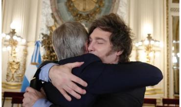 Javier Milei celebró la baja de la inflación y elogió a Luis Caputo: "El más grande de la historia"