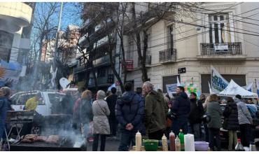 Canasta kirchnerista: cuánto cuesta el chori y la coca en la vigilia por Cristina Kirchner