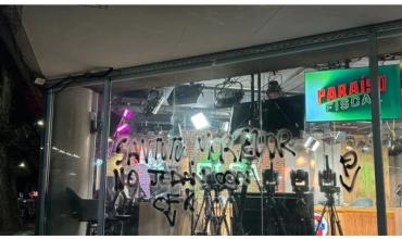 Festejaron la condena a Cristina Kirchner y apareció una pintada en la puerta de Olga