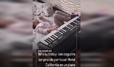 Una niña con autismo emociona al mundo interpretando “Hotel California” con manos y pies desde la cama