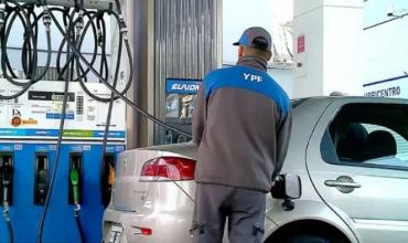 YPF probará en julio un sistema con nafta más barata de noche en algunas estaciones del país