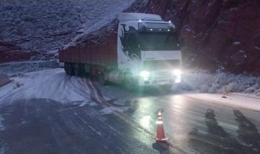 Camión varado en la Ruta 40: fue auxiliado por Gendarmería y su conductor trasladado a Villa Unión