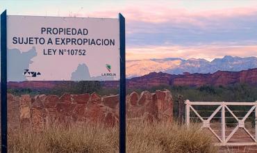 El gobierno de La Rioja colocó "cartel de expropiado" a dos inmuebles que  pertenecían a Ramón Díaz