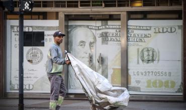 El mercado le hace caso a Caputo: salió a comprar y el dólar subió al precio más alto del año