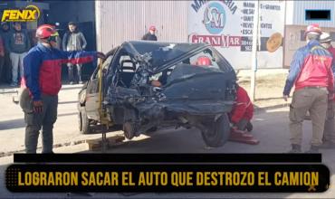Tras varias horas de trabajo, Bomberos lograron desenganchar el Fiat Uno aplastado por un camión