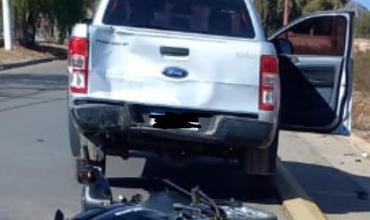 Motociclista impactó contra una camioneta estacionada en avenida Circunvalación