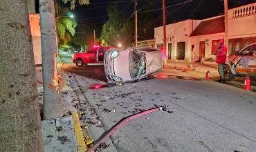Perdió el control, chocó contra un poste y volcó en Av Castro Barros