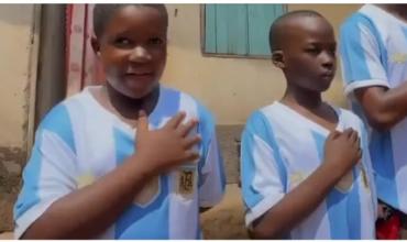El emotivo homenaje de una fundación de niños en Uganda por el 9 de Julio