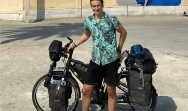 El joven ciclista francés que recorría Irán está detenido, informó Teherán