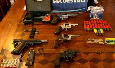 Tucumán: Buscaban un celular y encontraron un arsenal: secuestraron armas de guerra y más de 100 municiones