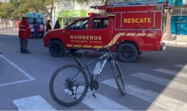 Una mujer hospitalizada tras ser atropellada por un auto en el centro
