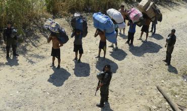 Batalla campal en la frontera entre Argentina-Bolivia: piedrazos y gritos entre pasadores y policías