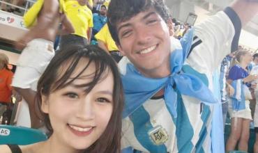 Es china y recorre las canchas de Argentina para encontrar al joven que la defendió en la Copa América