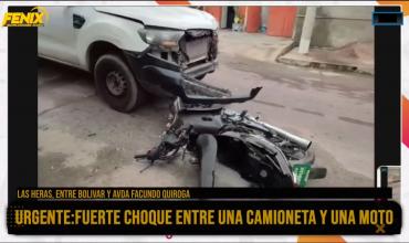 Violento choque entre una moto y una camioneta en calle Las Heras: una persona herida espero 30 minutos por atención médica